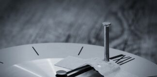 Czym przykleić folię do styropianu?