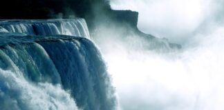 Jak dobrać moc silnika zaburtowego do łodzi?