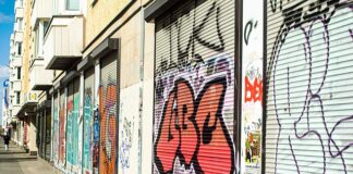 Co zrobić z za długimi firanami?