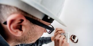 Dlaczego kask narciarski się klei?