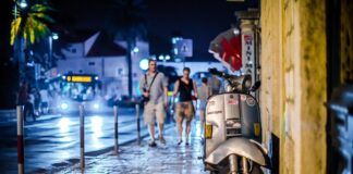 Czy skuter może stać na dworze?